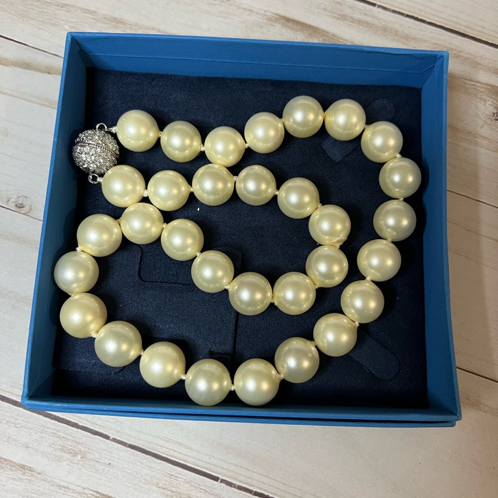 White Mother of Pearl Necklace